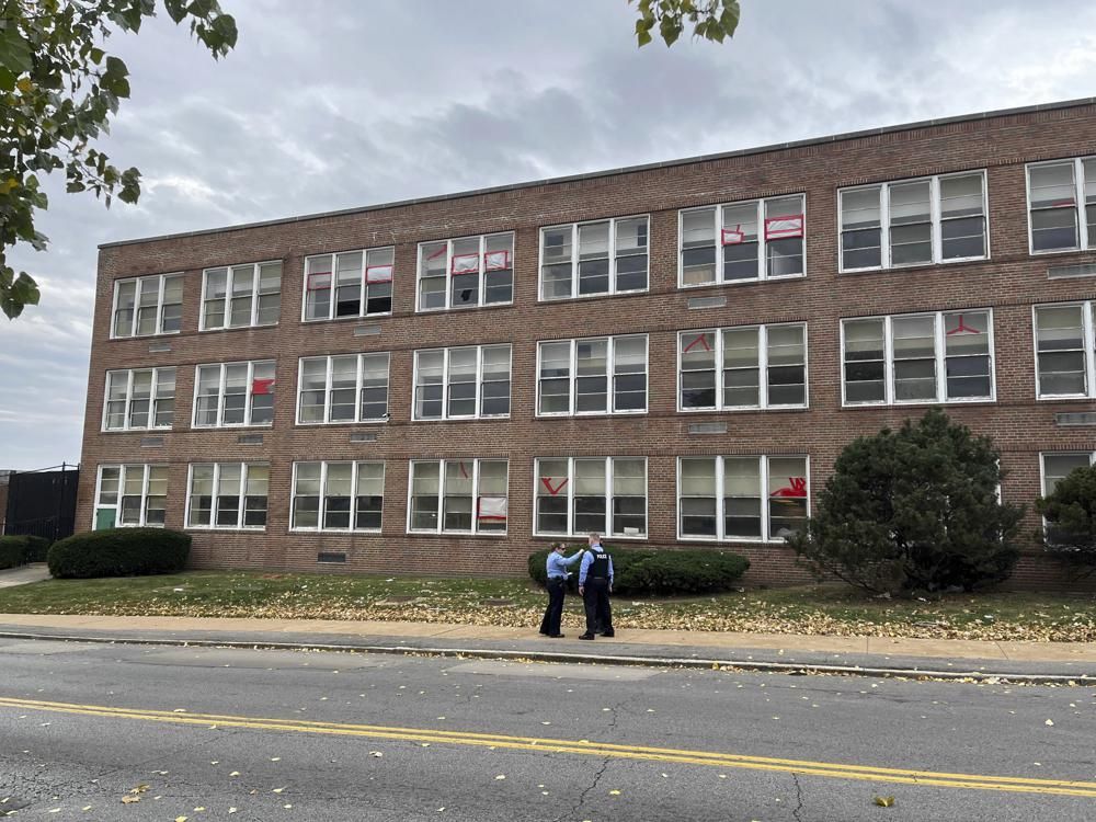 聖路易斯市發生校園槍擊案後，有學生擠往大門，有的擠在教室角落從窗戶跳下來， 跑出大樓救求。AP