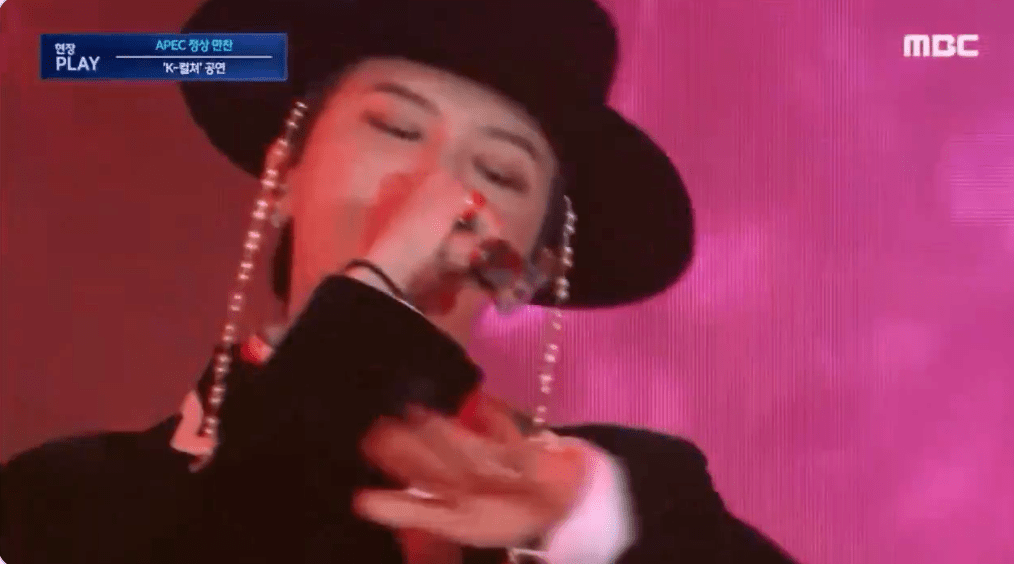 當晚的壓軸表演由BIGBANG成員權志龍登台,他以APEC 2025韓國宣傳大使身份亮相,掀起高潮。X@gdragon_japan 當晚的壓軸表演由BIGBANG成員權志龍登台,他以APEC 2025韓國宣傳大使身份亮相,掀起高潮。X@gdragon_japan