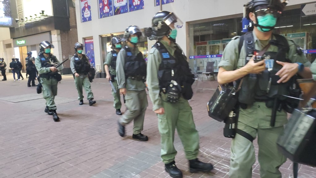 警方在旺角截查市民。