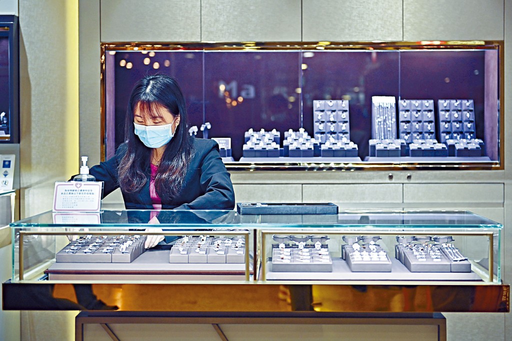 珠寶首飾、鐘表及名貴禮物的銷貨價值下跌百分之二十五點七。