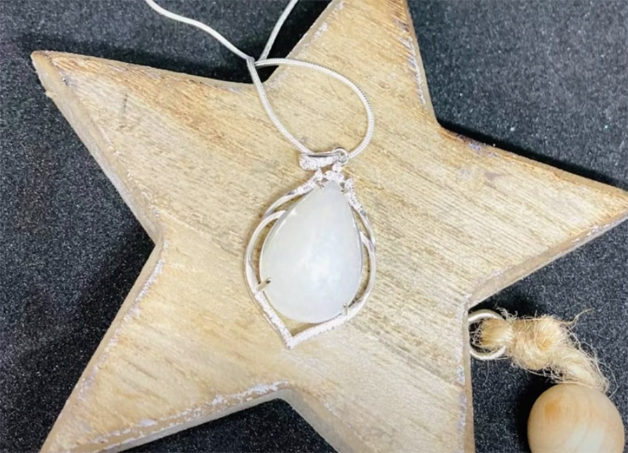 霍索恩的母乳首飾十分精緻。網絡圖片
