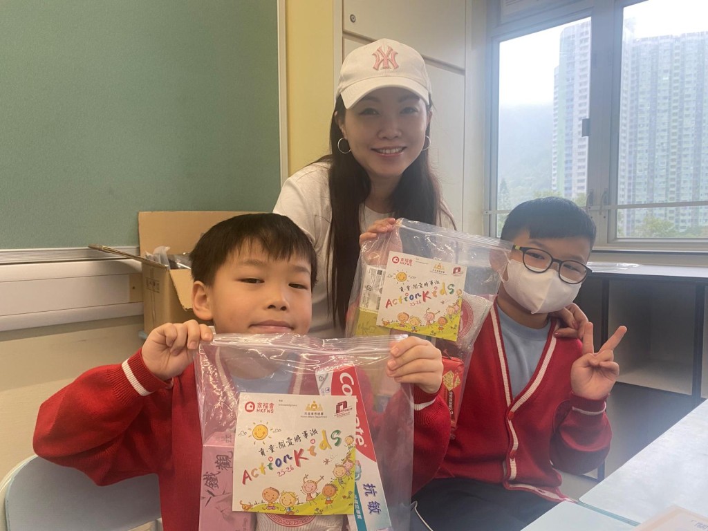 參與的親子家庭一起為探訪準備禮物，探訪後表示希望下次可以再參加計劃。(主辦單位提供圖片)