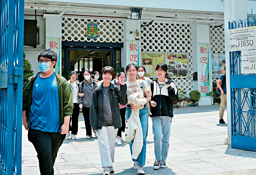 中學文憑試昨開考英文科卷三，所有試場停用「監考易」，但考生可繼續使用「報到易」簽到。