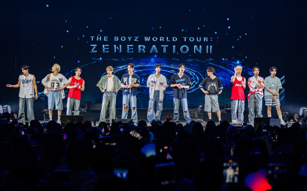 THE BOYZ的11位成员在演唱会上落力演出。