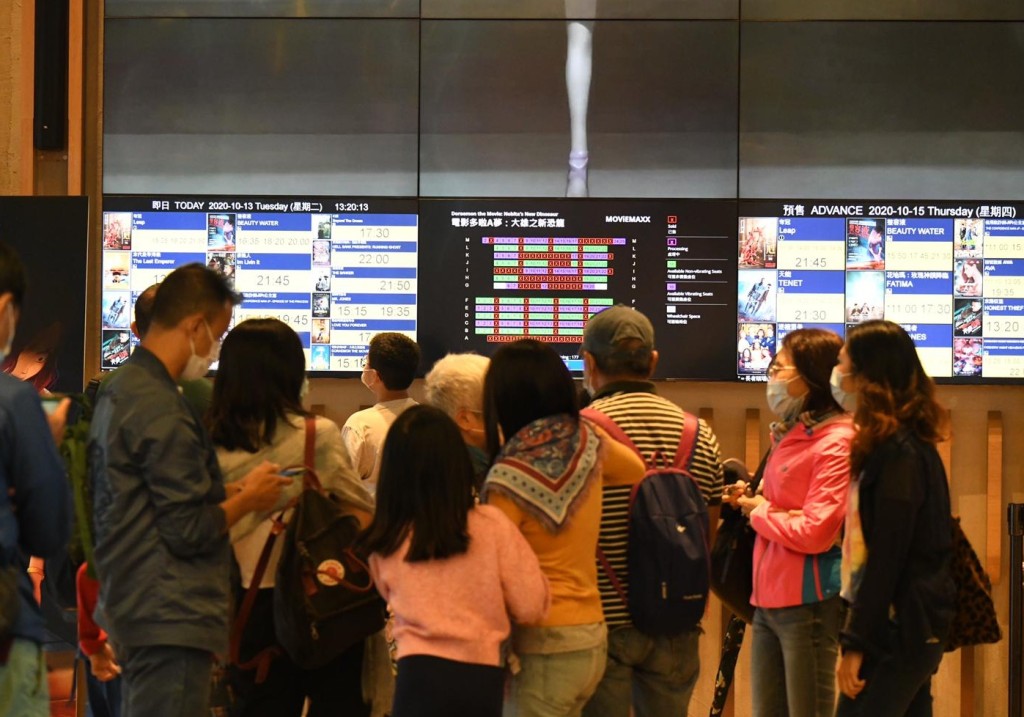 有市民趁打風假到戲院看電影。褚樂琪攝