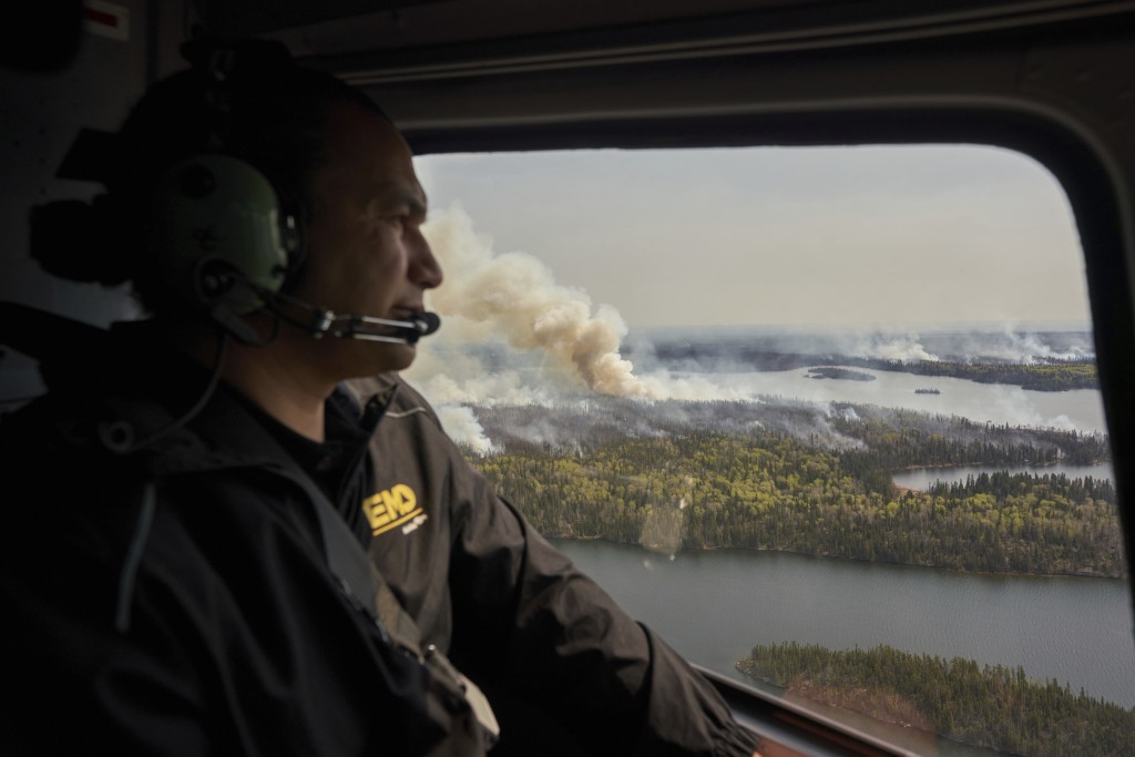 曼尼托巴省省长瓦博.基努坐飞机视察山火情况。美联社