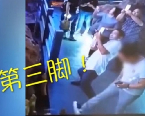 全個過程被拍下,內地網民要求捉人。