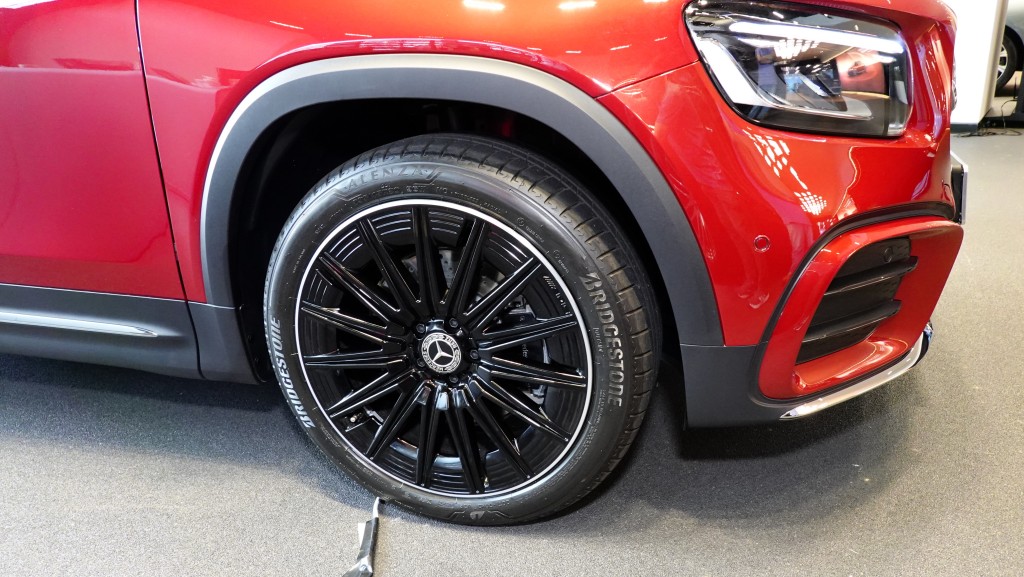 新改良版平治Mercedes-Benz GLB250示範車升級至20吋亮黑色輪圈