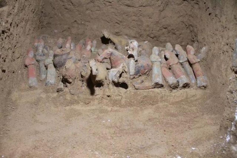 出土各类文物120余件(组),主要为彩绘陶俑。(网图)