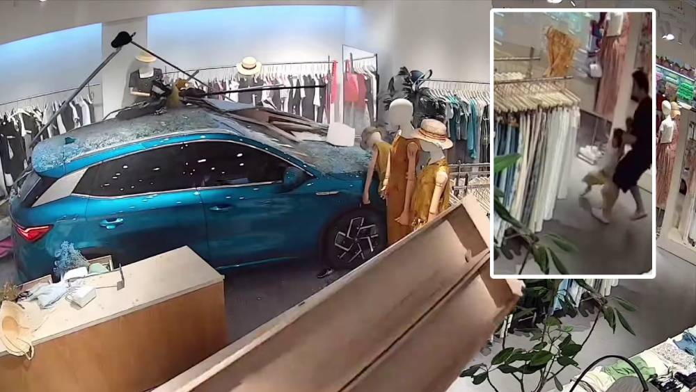 藍色SUV失控「破牆」衝入服裝店，父「神反應」拉走孩子避死劫。