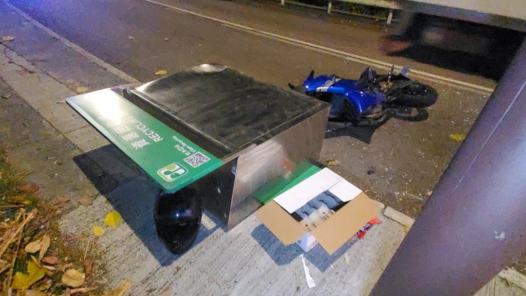 電單車疑失控撞向一個回收箱。