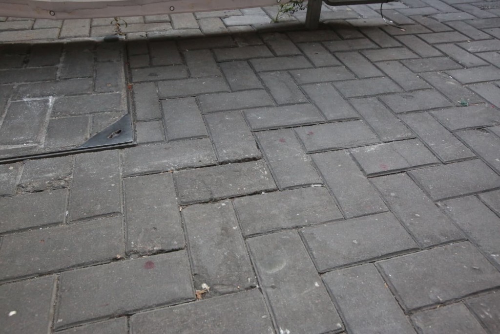 地上遺下少量血迹。