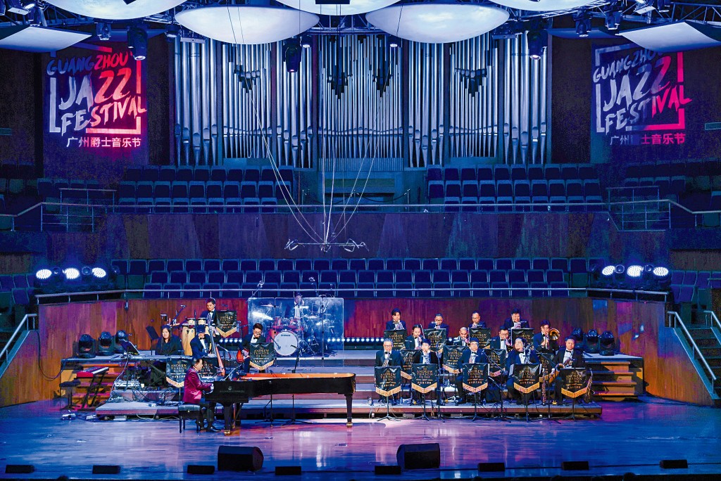 杜自持爵士大樂隊早前到廣州參與音樂節,成功向當地觀眾推廣不同的爵士樂。 杜自持爵士大樂隊早前到廣州參與音樂節,成功向當地觀眾推廣不同的爵士樂。