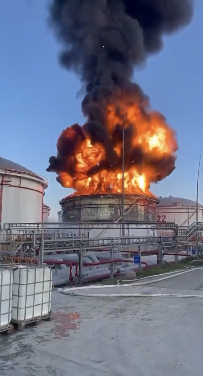 俄羅斯南部克拉斯諾達爾（Krasnodar）的伊利斯基煉油廠（Ilsky Oil Refinery）起火。  Twitter