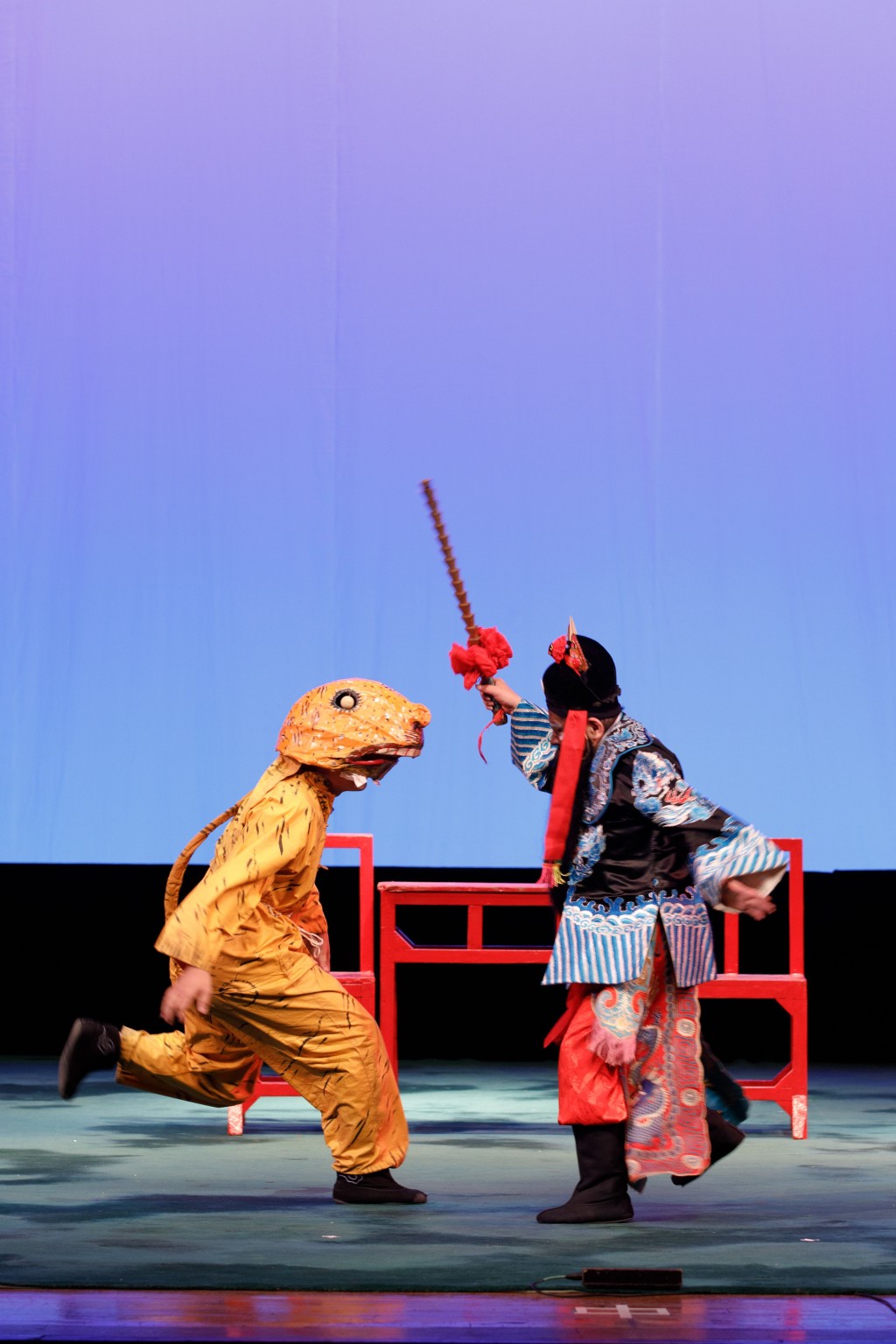 祭白虎儀式中的武財神正在制服白虎星君。 祭白虎儀式中的武財神正在制服白虎星君。