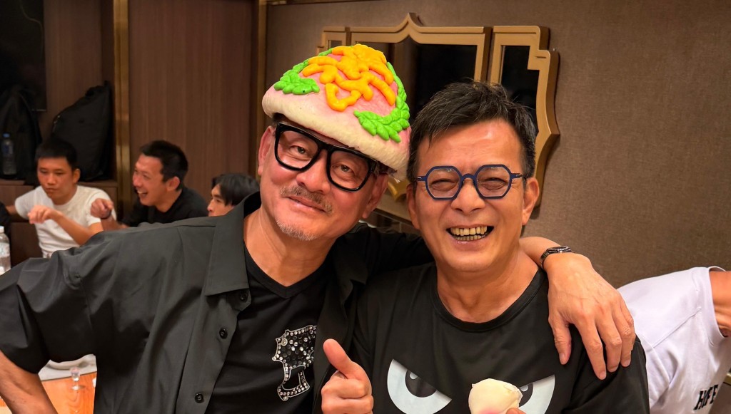 黃日華全程笑容滿面，身旁好友更將壽桃放上頭。