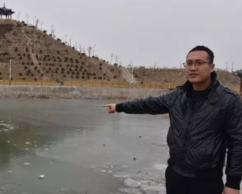 救人英雄王恆說：「看着水裏那一沉一浮的小腦袋，我要是不跳下去救人就是個混蛋！」