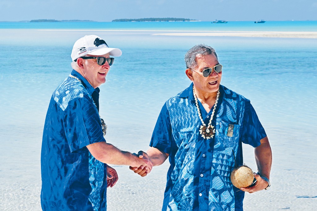 澳總理阿爾巴尼斯（左）和圖瓦盧總理納塔諾周四在庫克群島出席國際會議。