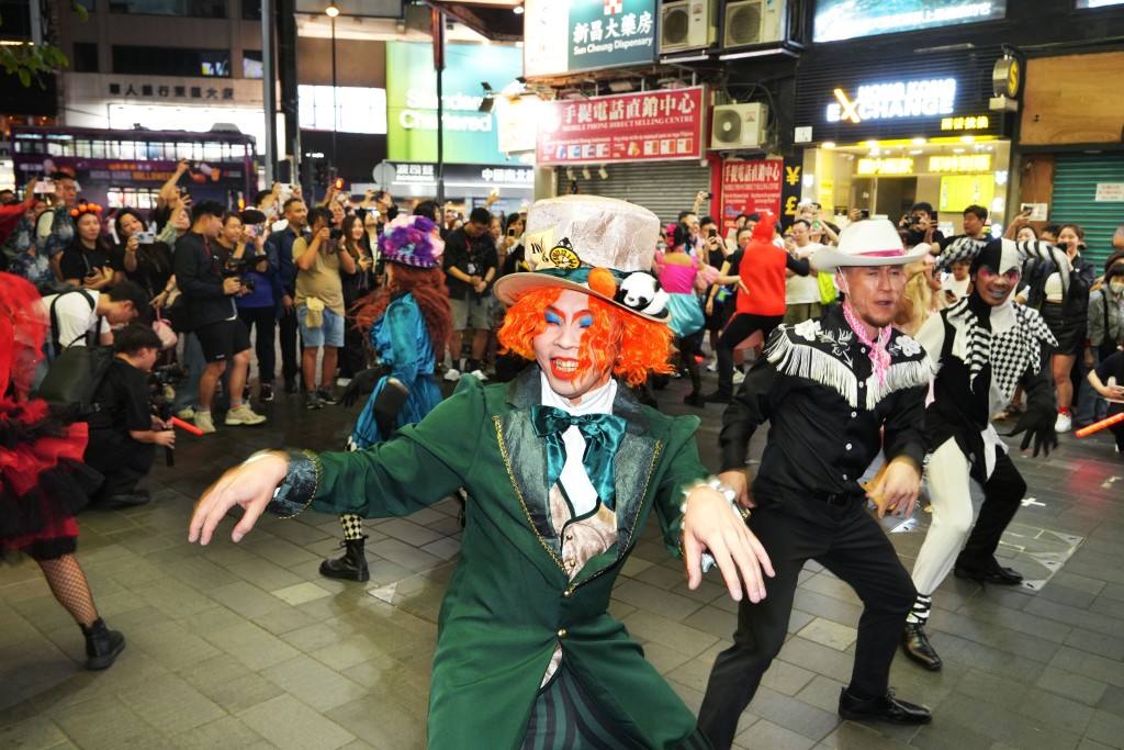 街头表演吸引市民围观。吴艳玲摄