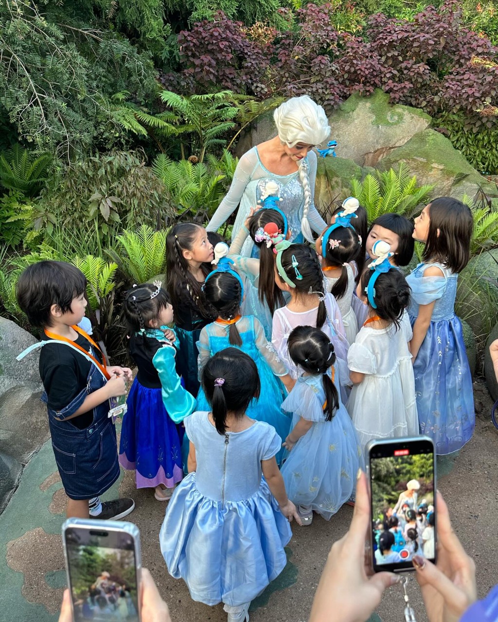 前面有一堆小公主，Riley只好在最外圍睇Elsa。