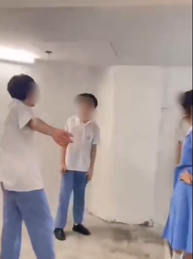 戴眼鏡男生情緒激動，指手劃腳。網片截圖