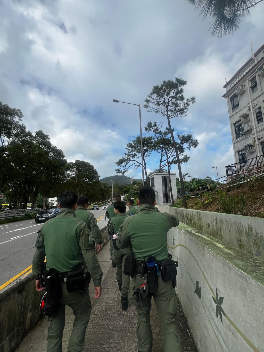 機動部隊人員高調巡查將軍澳及西貢區內爆竊案黑點，搜查山嶺叢林裡能讓不法人士匿藏的位置，並於西貢及將軍澳一帶村屋，以及區內主要幹道進行高姿態巡邏及在不同時段於策略位置設立路障截查可疑車輛。警察提供