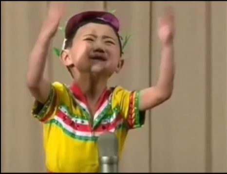 北韓小朋友七情上面朗讀文章歌頌金正恩。