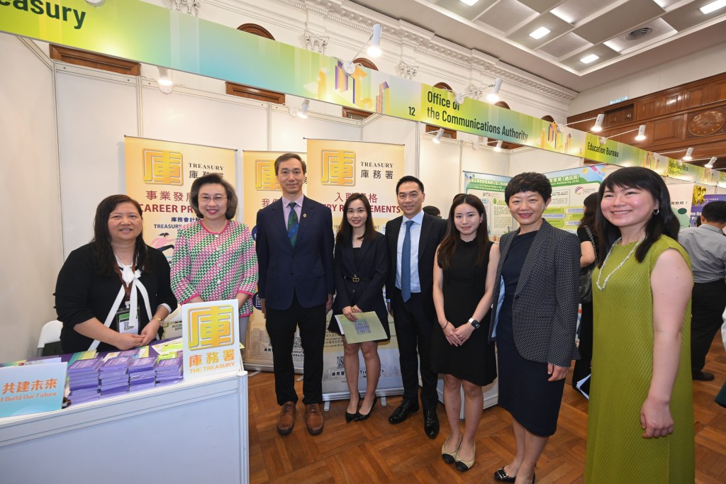 楊何蓓茵到香港大學出席本年度首個在本地大學舉辦的政府職位招聘展覽。 楊何蓓茵到香港大學出席本年度首個在本地大學舉辦的政府職位招聘展覽。