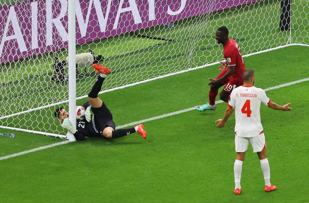 艾莫尔斯阿里(红衫)为卡塔尔顶入第2球。REUTERS