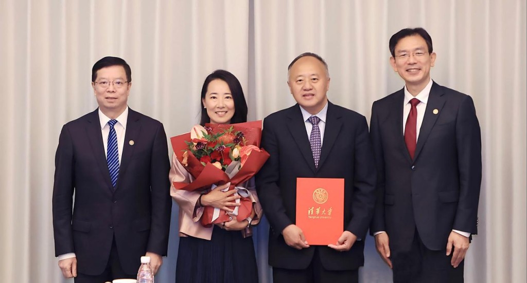 李路明（右一）與劉軍夫婦合影。清華官網