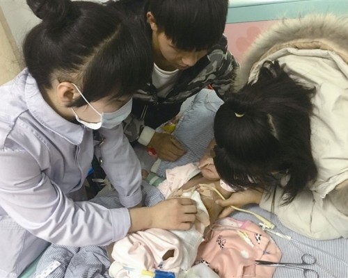 琪琪2個月前送抵醫院時,情況危急,更一度昏迷,心臟停動。(網圖)