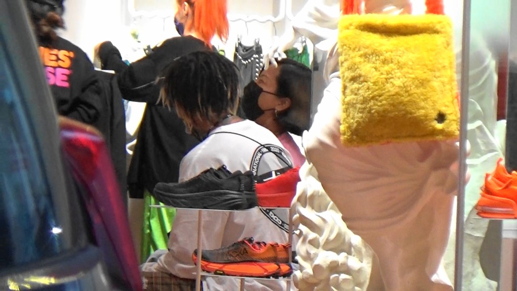 KB成功𠱁到人妻好開心，阿徐仲全程笑到瞇晒眼，好歡樂。