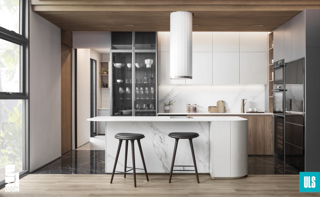 厨房的中岛用上了合成物料，不但外观时尚，原来同时能当成砧板，具防刀刮和防菌功能