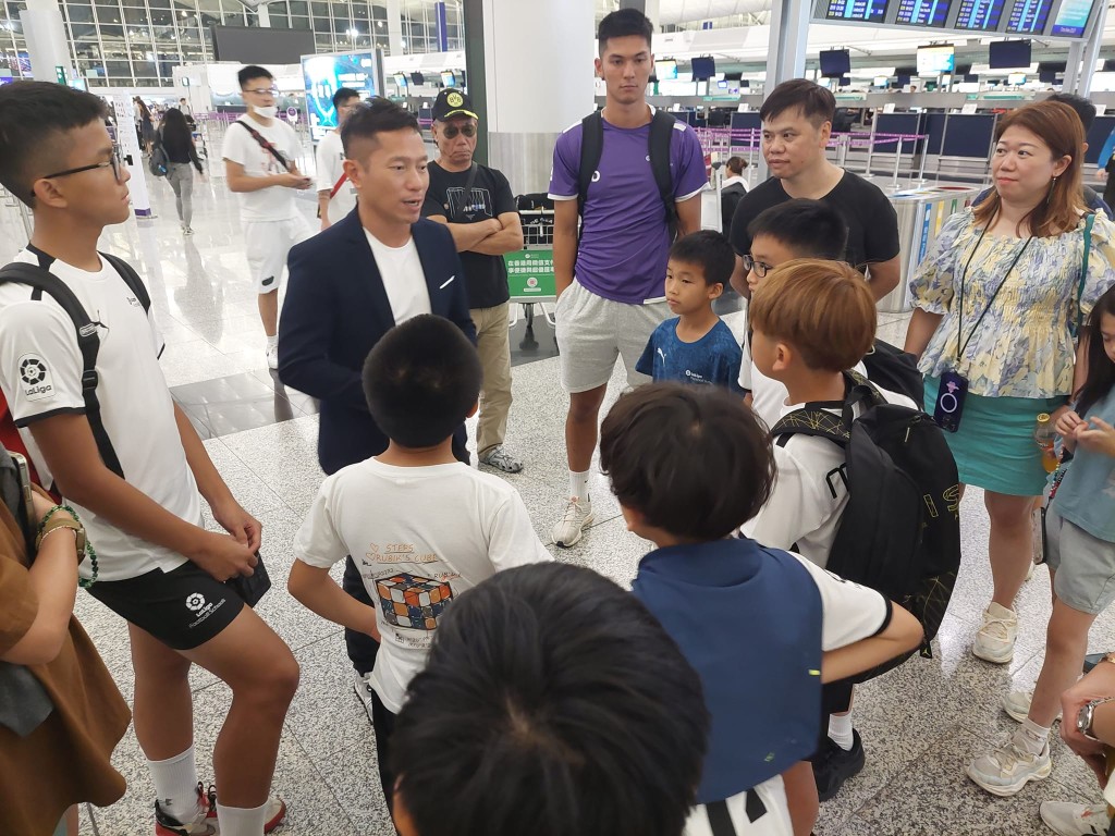 陳志康到機場勉勵球員。 香港西甲足球學校圖片