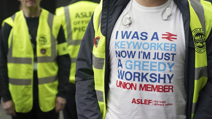 英國通脹率高企，多個行業工人相繼罷工要求改善待遇。AP資料圖片