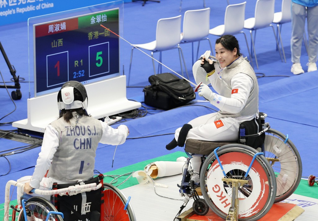 大師姐余翠怡(右)在比賽中不時露出笑容,第二次參加殘全輪椅劍擊的她希望在今屆儲齊三色獎牌。徐嘉華攝 大師姐余翠怡(右)在比賽中不時露出笑容,第二次參加殘全輪椅劍擊的她希望在今屆儲齊三色獎牌。徐嘉華攝