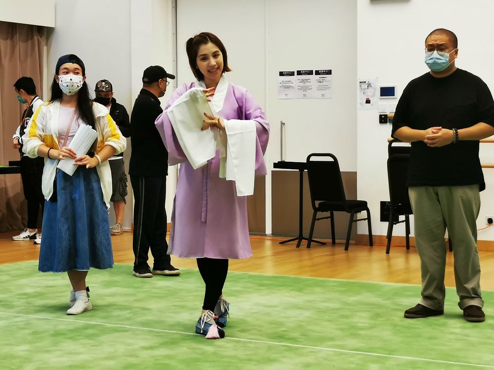 谢晓莹(中)演一位外蛮心善的千金小姐。