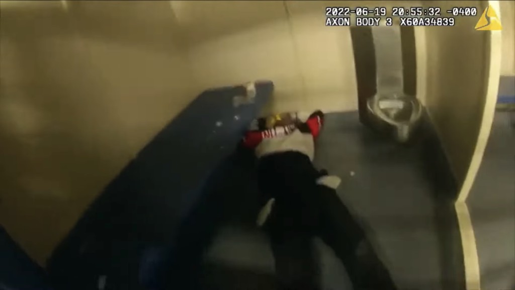 考克斯（Randy Cox）無法坐立，警員將他丟在地上走人。 Youtube 