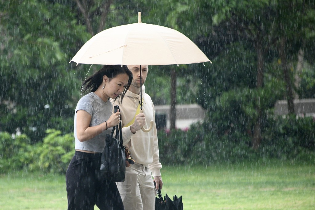 根據9天天氣預報,明日氣溫介乎19至25度,初時有一兩陣驟雨,早上顯著較涼。資料圖片 根據9天天氣預報,明日氣溫介乎19至25度,初時有一兩陣驟雨,早上顯著較涼。資料圖片