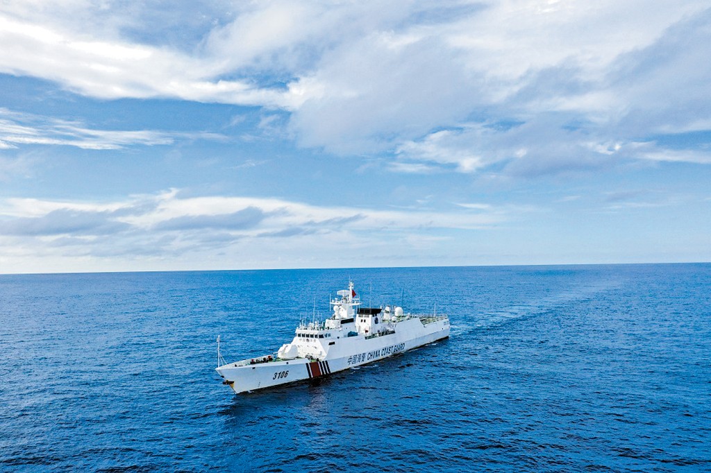 中國海警艦艇在黃岩島附近巡邏。