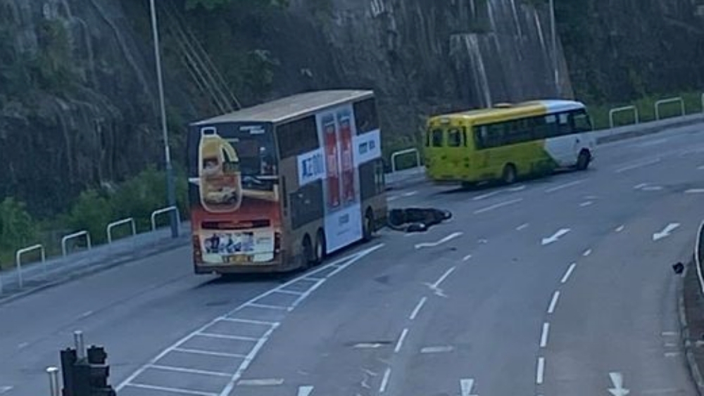 秀茂坪道电单车撞巴士。(香港突发事故报料区FB图片)