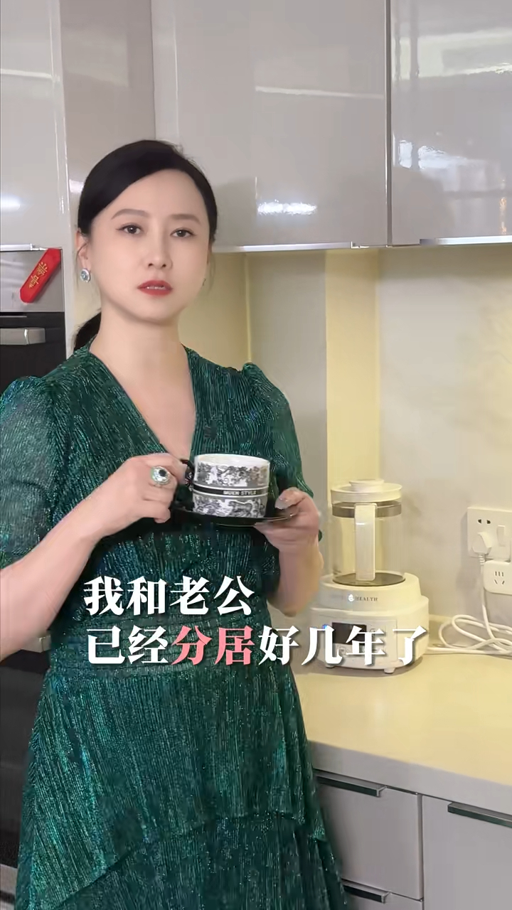 日前翁虹在小紅書上發佈了一段家居影片,當中她提到與老公已分居三年,不過就坦言二人感情未有受到影響。 日前翁虹在小紅書上發佈了一段家居影片,當中她提到與老公已分居三年,不過就坦言二人感情未有受到影響。