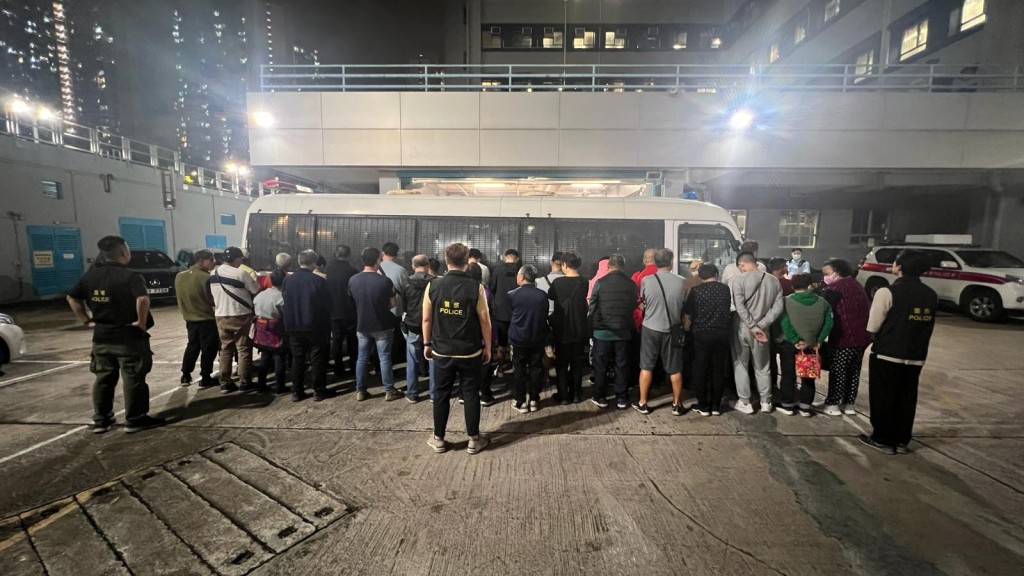 警方天水圍冚賭,拘捕47人。警方提供