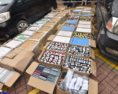 行動中，共檢獲總值10萬的兩部七人車、22箱電子產品及41箱咳藥水。楊偉亨攝