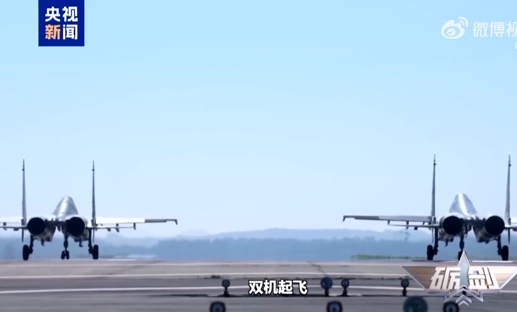 兩架殲-16戰機同時起飛。央視截圖 兩架殲-16戰機同時起飛。央視截圖