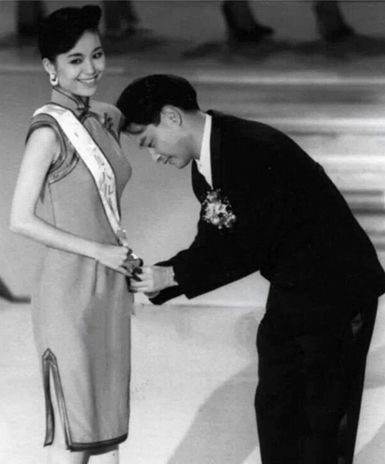 伍咏薇获张国荣颁奖。