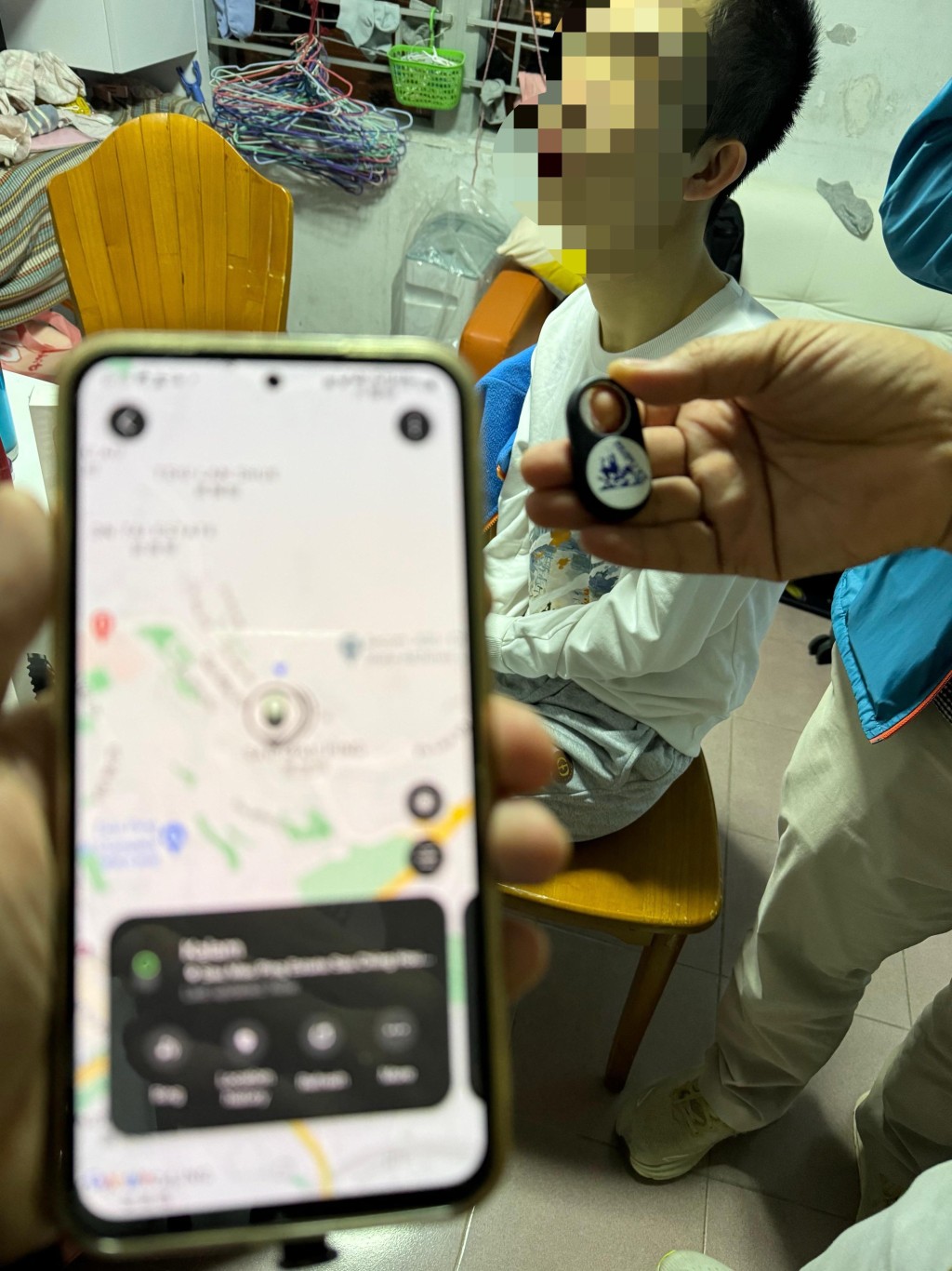 警方透過家人提供的定位發現男學童在天水圍。 警方透過家人提供的定位發現男學童在天水圍。