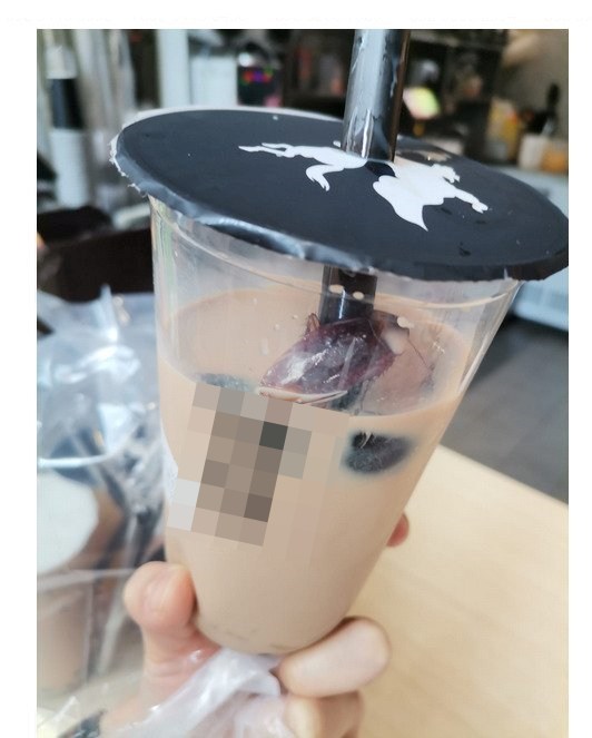 有顾客于荃湾台饮店买珍珠奶茶，惊见巨型曱甴。FB图片