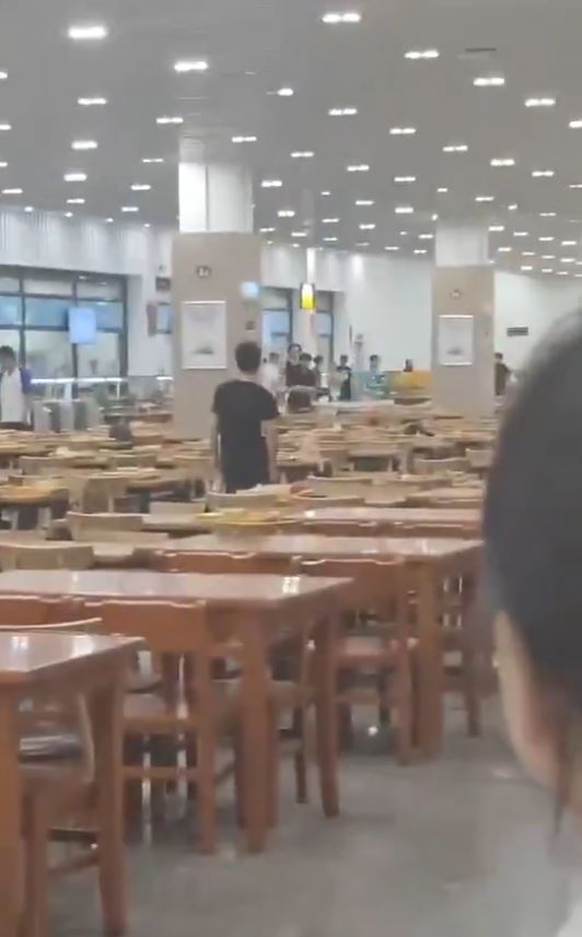 疑兇作案後，與圍堵他的民眾對峙。網圖