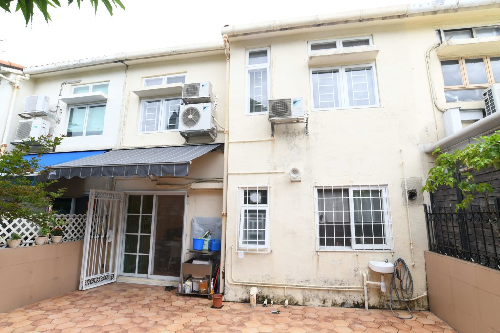 大屋樓高2層,設有前後花園,花園有綠樹及圍欄遮蔽,私隱度足。